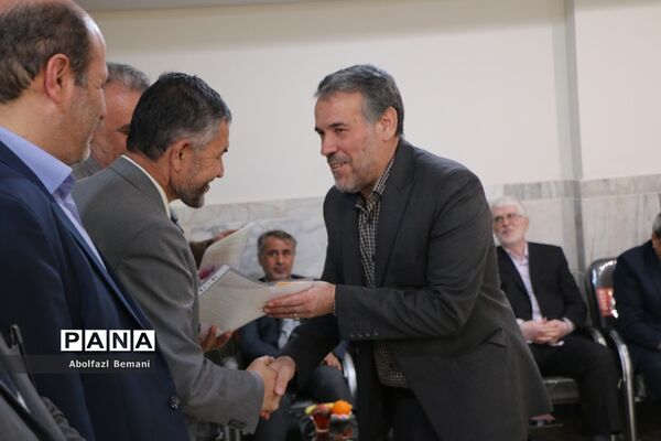 آیین تقدیر از پدران جانباز دانش‌آموزان دبیرستان شاهد نجمیه قم