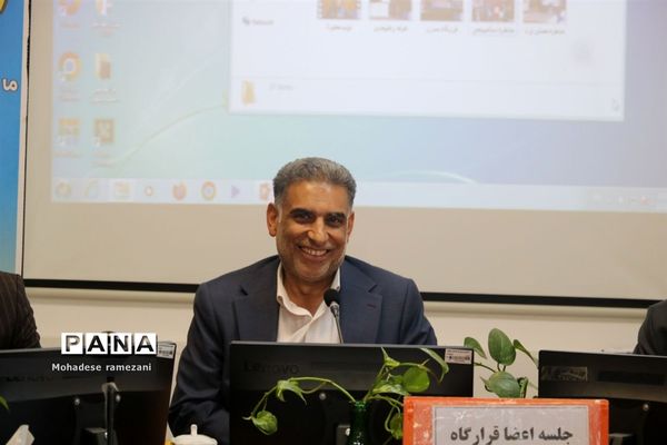 نشست صمیمی اعضای قرارگاه میدان ۱۴ صفر ۲ ناحیه ۶ مشهد با رئیس سازمان دانش آموزی استان