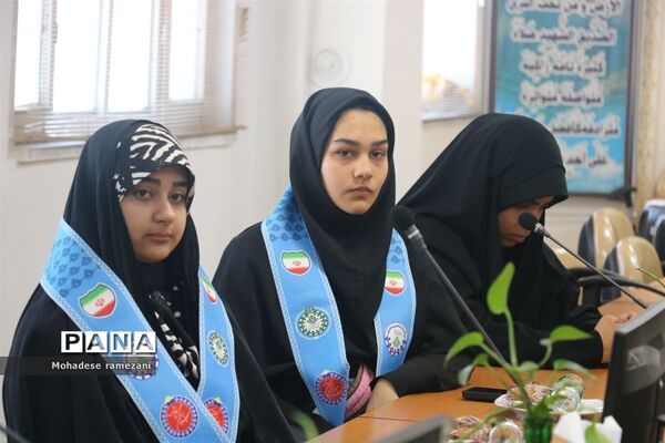 نشست صمیمی اعضای قرارگاه میدان ۱۴ صفر ۲ ناحیه ۶ مشهد با رئیس سازمان دانش آموزی استان