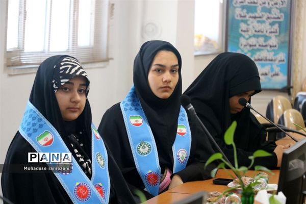 نشست صمیمی اعضای قرارگاه میدان ۱۴ صفر ۲ ناحیه ۶ مشهد با رئیس سازمان دانش آموزی استان