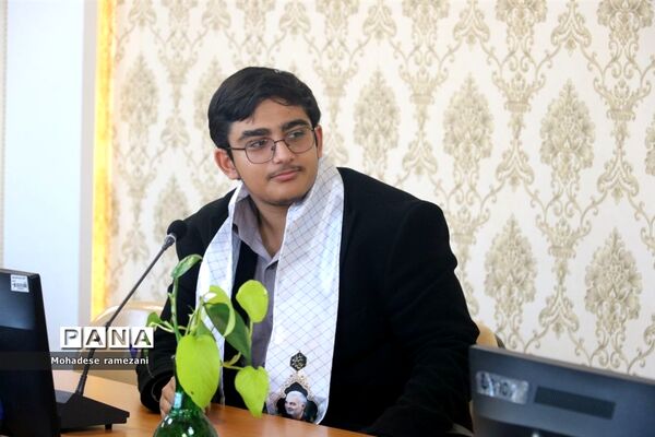 نشست صمیمی اعضای قرارگاه میدان ۱۴ صفر ۲ ناحیه ۶ مشهد با رئیس سازمان دانش آموزی استان