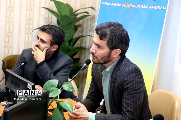 نشست صمیمی اعضای قرارگاه میدان ۱۴ صفر ۲ ناحیه ۶ مشهد با رئیس سازمان دانش آموزی استان