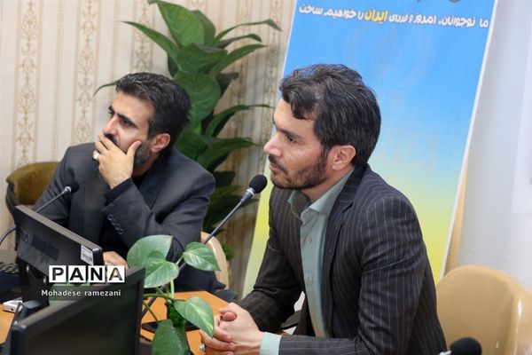 نشست صمیمی اعضای قرارگاه میدان ۱۴ صفر ۲ ناحیه ۶ مشهد با رئیس سازمان دانش آموزی استان