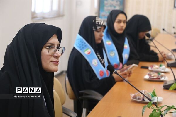 نشست صمیمی اعضای قرارگاه میدان ۱۴ صفر ۲ ناحیه ۶ مشهد با رئیس سازمان دانش آموزی استان
