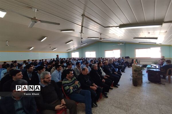 مراسم تجلیل از نفرات برتر دبیرستان نمونه‌ شهدای‌ سلمانشهر عباس‌آباد