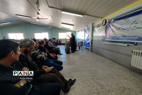 مراسم تجلیل از نفرات برتر دبیرستان نمونه‌ شهدای‌ سلمانشهر عباس‌آباد