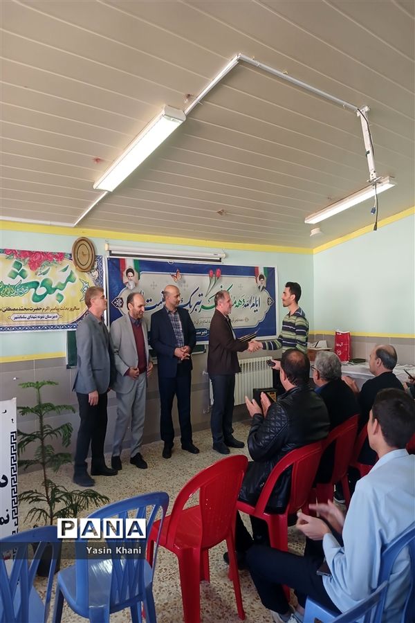 مراسم تجلیل از نفرات برتر دبیرستان نمونه‌ شهدای‌ سلمانشهر عباس‌آباد