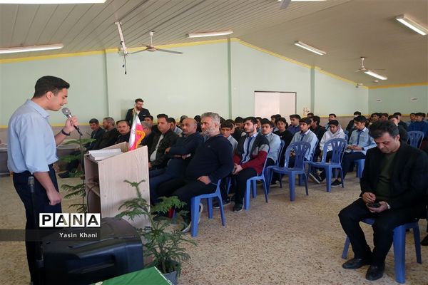 مراسم تجلیل از نفرات برتر دبیرستان نمونه‌ شهدای‌ سلمانشهر عباس‌آباد