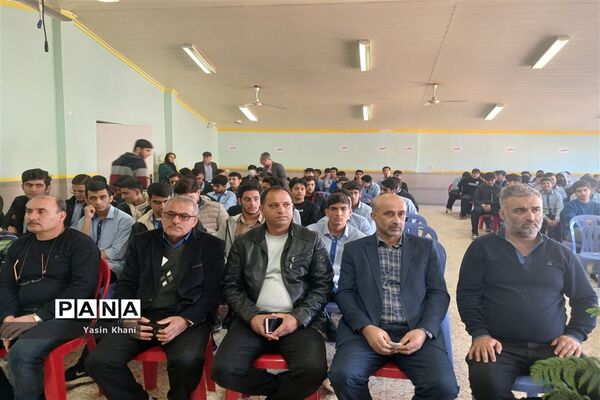 مراسم تجلیل از نفرات برتر دبیرستان نمونه‌ شهدای‌ سلمانشهر عباس‌آباد