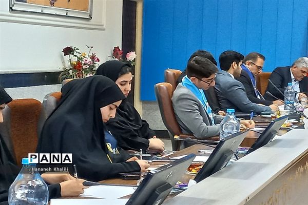 نشست صمیمانه مدیرکل آموزش‌ و پرورش استان مازندران با اعضای تشکل‌های دانش‌آموزی