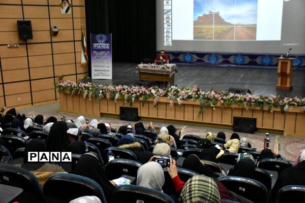 دوره آموزش سواد رسانه و آموزش عکاسی با موبایل در تالار ادب