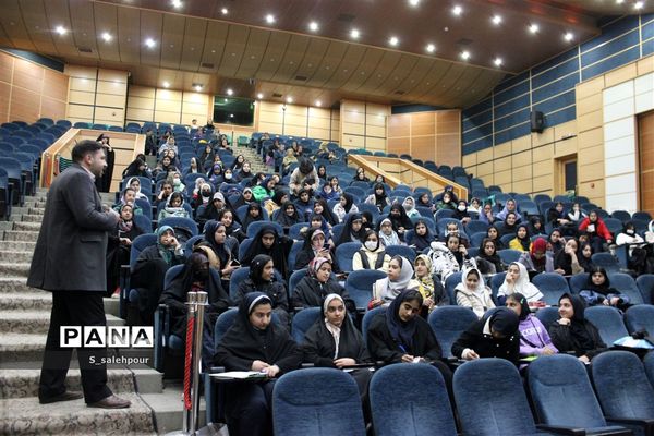 برگزاری آموزش سواد رسانه و آموزش عکاسی با موبایل برای دانش‌آموزان دختر عضو خبرگزاری پانا