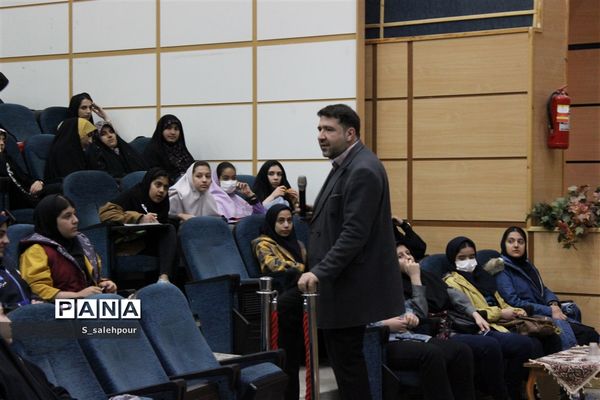 برگزاری آموزش سواد رسانه و آموزش عکاسی با موبایل برای دانش‌آموزان دختر عضو خبرگزاری پانا