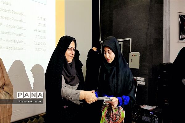 آیین تجلیل از دانش‌آموزان برتر مدرسه شاهد رضوان ناحیه ۱ اهواز