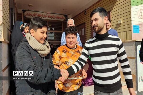 توزیع شیر در آموزشگاه ابن‌سینا شهرستان پیشوا