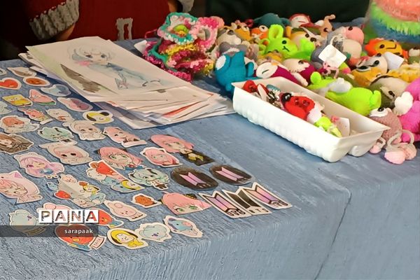 بازارچه کسب‌وکار دانش‌آموزان در دبیرستان دخترانه حضرت فاطمه‌زهرا‌(‌س) شهرستان فیروزکوه