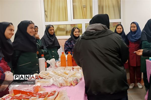 بازارچه کسب‌وکار دانش‌آموزان در دبیرستان دخترانه حضرت فاطمه‌زهرا‌(‌س) شهرستان فیروزکوه