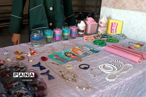 بازارچه کسب‌وکار دانش‌آموزان در دبیرستان دخترانه حضرت فاطمه‌زهرا‌(‌س) شهرستان فیروزکوه