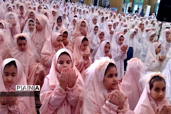 جشن عبادت ۱۰۰۰ نفری دانش‌آموزان دختر شهرستان‌قرچک
