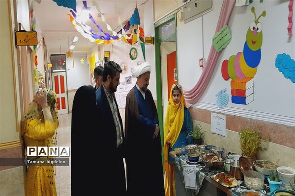 جشنواره غذاهای محلی و دست‌سازه‌های دانش‌آموزان در مدرسه توفیق شهرستان رباط کریم