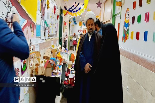 جشنواره غذاهای محلی و دست‌سازه‌های دانش‌آموزان در مدرسه توفیق شهرستان رباط کریم