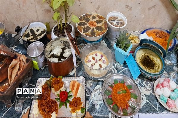 جشنواره غذاهای محلی و دست‌سازه‌های دانش‌آموزان در مدرسه توفیق شهرستان رباط کریم