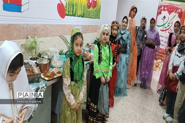 جشنواره غذاهای محلی و دست‌سازه‌های دانش‌آموزان در مدرسه توفیق شهرستان رباط کریم