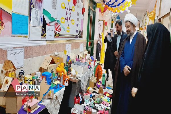 جشنواره غذاهای محلی و دست‌سازه‌های دانش‌آموزان در مدرسه توفیق شهرستان رباط کریم
