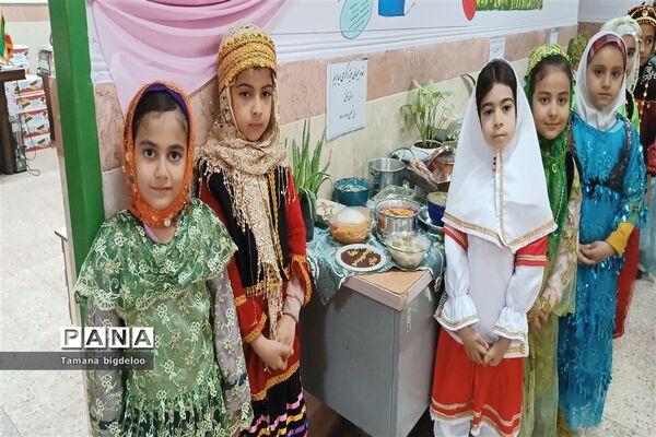 جشنواره غذاهای محلی و دست‌سازه‌های دانش‌آموزان در مدرسه توفیق شهرستان رباط کریم