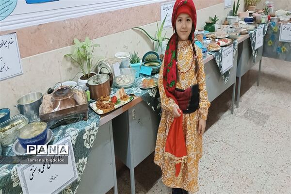 جشنواره غذاهای محلی و دست‌سازه‌های دانش‌آموزان در مدرسه توفیق شهرستان رباط کریم