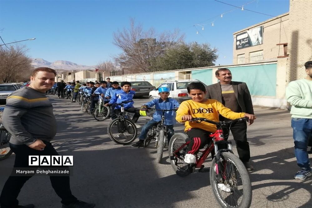 همایش دوچرخه‌سواری به‌مناسبت هفته هوای پاک در مهریز