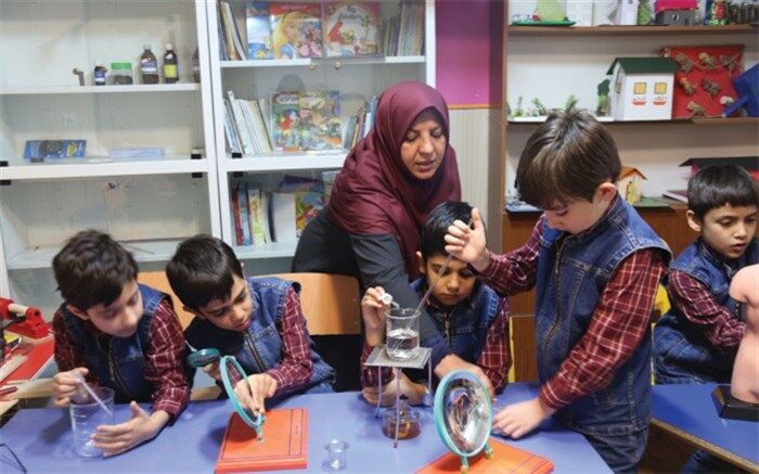 فضای مدارس محیطی عالی برای نمایش محصولات تولیدی دانش‌آموزان