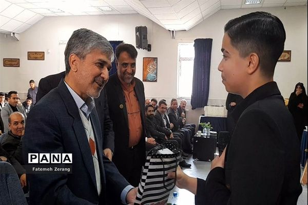 تقدیر از برگزیدگان استانی نهمین دوره جشنواره نوجوان خوارزمی ناحیه 7 مشهد