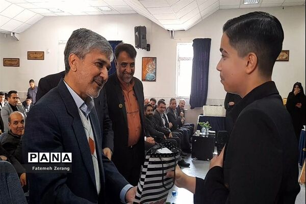تقدیر از برگزیدگان استانی نهمین دوره جشنواره نوجوان خوارزمی ناحیه 7 مشهد