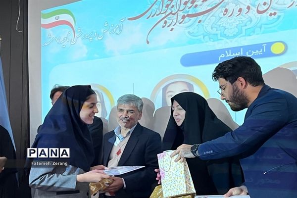 تقدیر از برگزیدگان استانی نهمین دوره جشنواره نوجوان خوارزمی ناحیه 7 مشهد