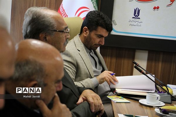 نشست هم اندیشی معاون تربیت‌بدنی و سلامت  با خیرین ورزش و سلامت دانش‌آموزی