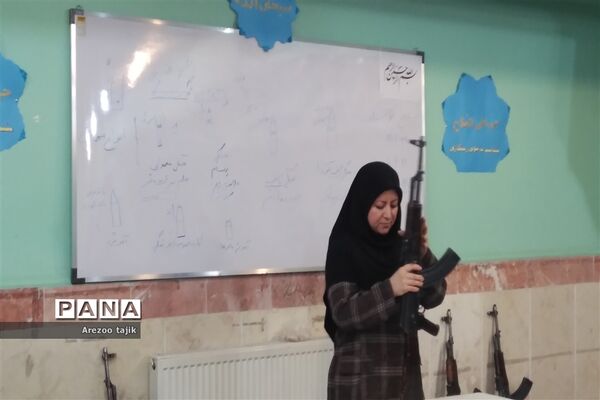آموزش اسلحه ویژه دانش‌آموزان دهم مدرسه منتصرین شاهد ورامین