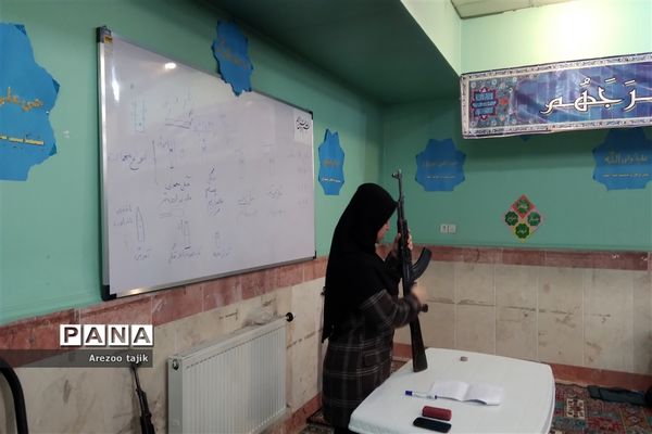 آموزش اسلحه ویژه دانش‌آموزان دهم مدرسه منتصرین شاهد ورامین