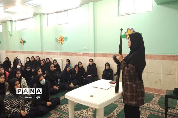 آموزش اسلحه ویژه دانش‌آموزان دهم مدرسه منتصرین شاهد ورامین
