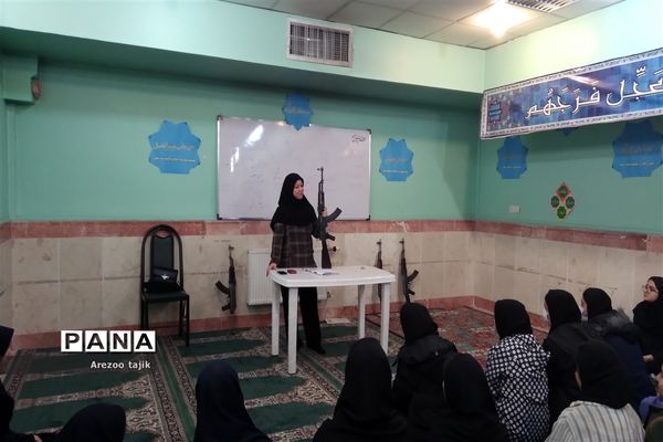 آموزش اسلحه ویژه دانش‌آموزان دهم مدرسه منتصرین شاهد ورامین