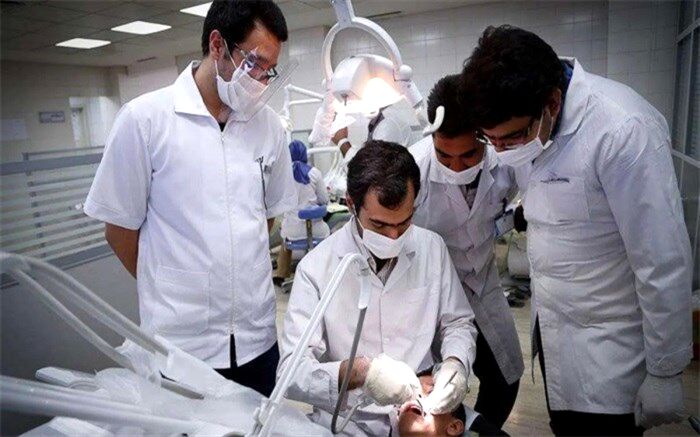 تحول در آموزش پزشکی و بی‌نیازی کشور از پزشکان خارجی دو دستاورد انقلاب