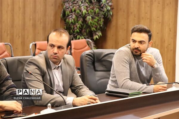 نشست تخصصی سرگروه‌های آموزش متوسطه ناحیه یک بهارستان