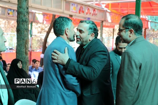 مراسم بزرگداشت شهدای گروه سرود دانش‌آموزی در قم