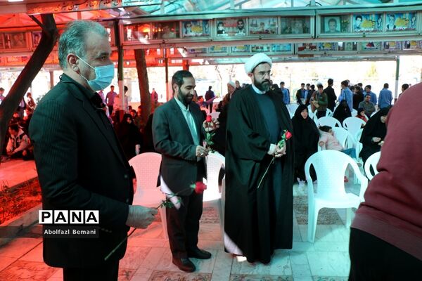 مراسم بزرگداشت شهدای گروه سرود دانش‌آموزی در قم