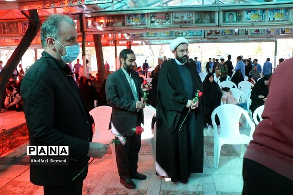 مراسم بزرگداشت شهدای گروه سرود دانش‌آموزی در قم