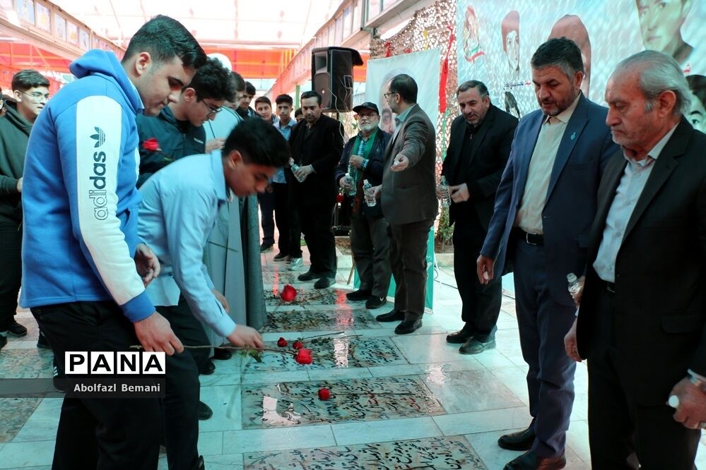 مراسم بزرگداشت شهدای گروه سرود دانش‌آموزی در قم