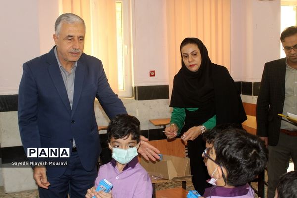 توزیع شیر رایگان در دبستان  ناخدا عباس بوشهر