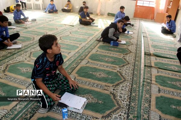 توزیع شیر رایگان در دبستان  ناخدا عباس بوشهر