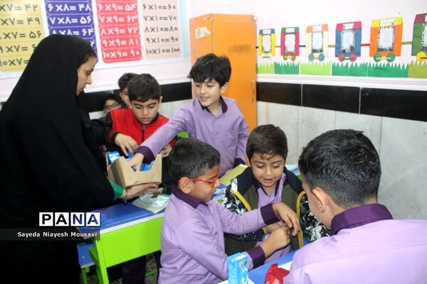 توزیع شیر رایگان در دبستان  ناخدا عباس بوشهر