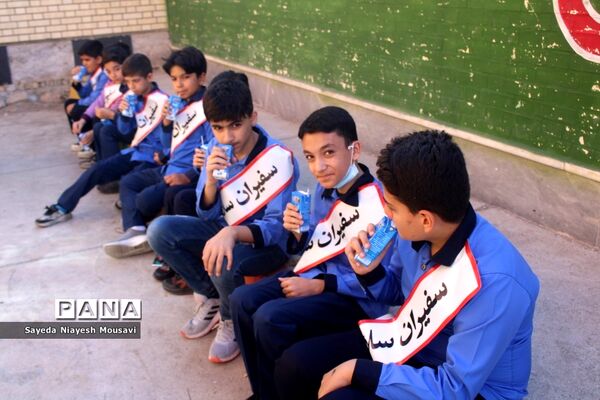 توزیع شیر رایگان در دبستان  ناخدا عباس بوشهر